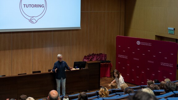 Krzyysztof Korotkich, prorektor ds. kształcenia podczas inauguracji uroczystości podsumowania programu tutorskiego
