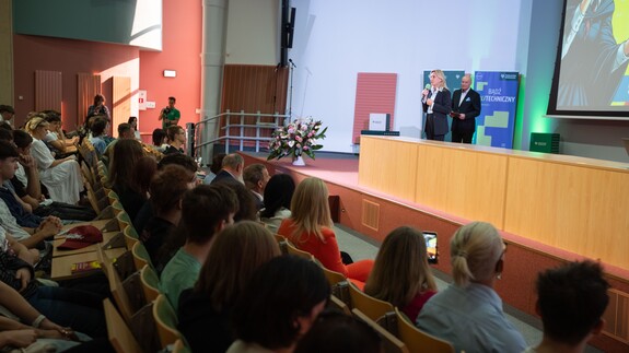 Dr hab. Anna Gardocka-Dubat&oacute;wka, prof. UwB, podczas inauguracji Białostockiego Salonu Maturzysty Perspektywy 2026.