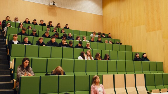 uczniowie ILO w Augustowie w kampusie UwB na zajęciach w ramach akcji Studiuj z UwB