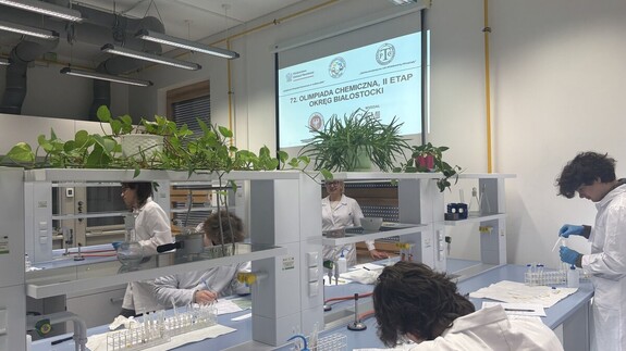 uczniowie biorący udział w II etapie Olimpiady chemicznej w kampusie UwB