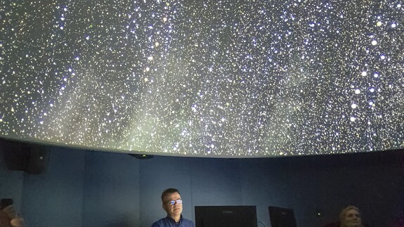 Dzień Nauki Polskiej zajęcia w planetarium UwB skierowane do młodzieży szkół białostockich
