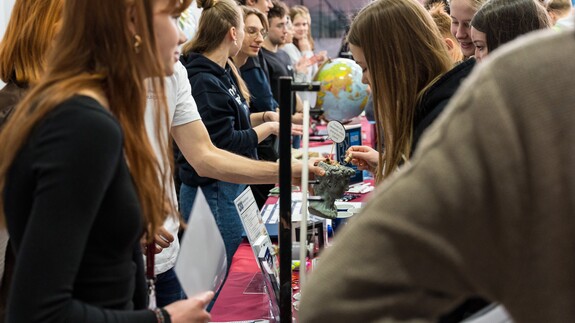 reprezentacja 14 wydział&oacute;w, rekrutacji i promocji na XX Targach Edukacyjnych w II Liceum Og&oacute;lnokształcącym im. Księżnej Anny z Sapieh&oacute;w Jabłonowskiej w Białymstoku 