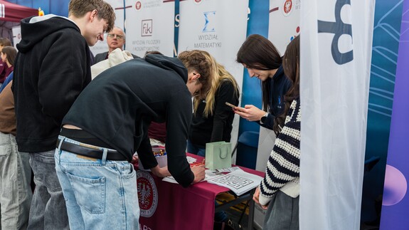 reprezentacja 14 wydział&oacute;w, rekrutacji i promocji na XX Targach Edukacyjnych w II Liceum Og&oacute;lnokształcącym im. Księżnej Anny z Sapieh&oacute;w Jabłonowskiej w Białymstoku 