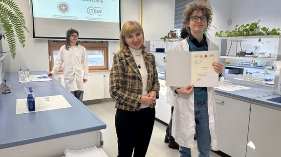 uczniowie biorący udział w II etapie Olimpiady chemicznej w kampusie UwB