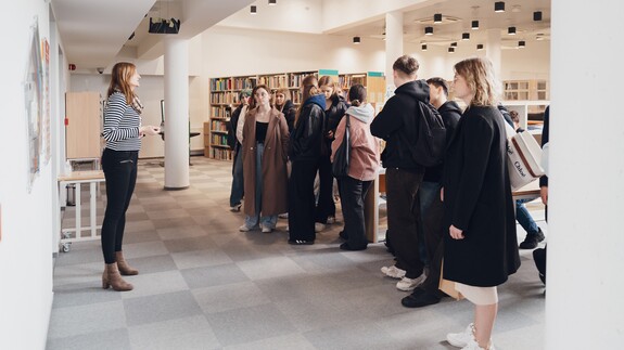 uczniowie szk&oacute;ł ponadpodstawowych na spotkaniach edukacyjnych w ramach akcji Studiuj z UwB