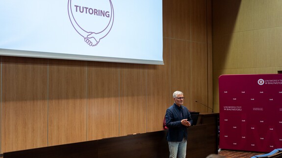 Krzyysztof Korotkich, prorektor ds. kształcenia podczas inauguracji uroczystości podsumowania programu tutorskiego