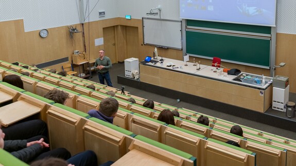 uczniowie z ZS w Suwałkach na zajęciach w kampusie UwB