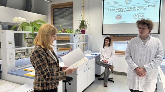 uczniowie biorący udział w II etapie Olimpiady chemicznej w kampusie UwB