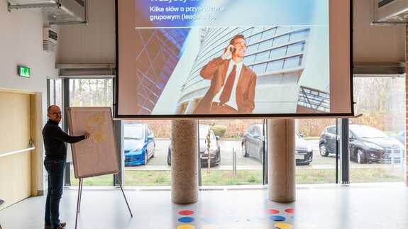 SPiNamy Białystok, akcja edukacyjna skierowana do młodzieży i seniorów. Przeprowadzono zajęcia.
