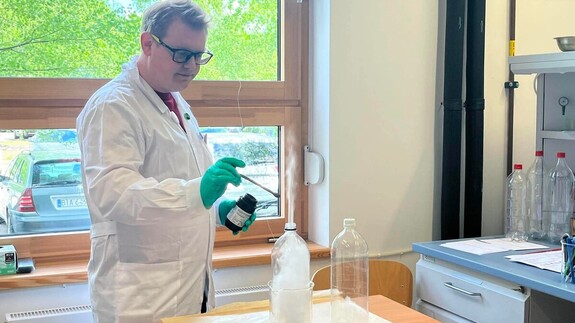 laboratoria chemiczne w kampusie na Wydziale Chemii dla uczni&oacute;w klas 7 i 8