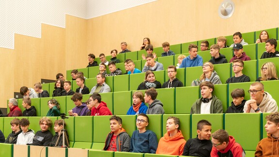 Uczniowie szkoły Infotech w kampusie UwB