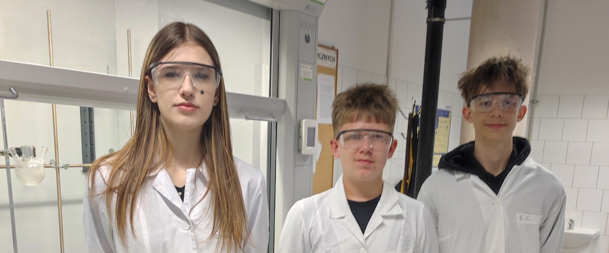 uczniowie II LO w Białymstoku na zajęciach z=chemicznych w kampusie UwB na Wydziale Chemii
