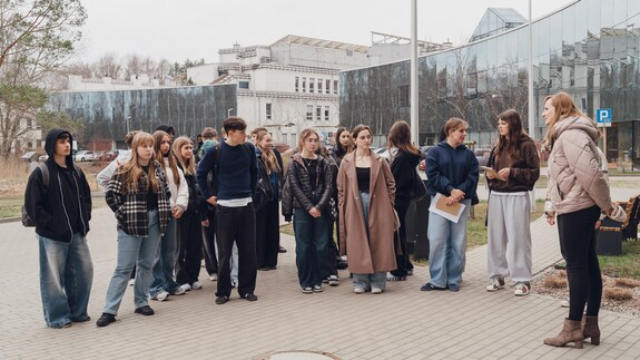 uczniowie szk&oacute;ł ponadpodstawowych na spotkaniach edukacyjnych w ramach akcji Studiuj z UwB