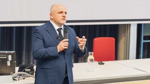 uczniowie szkół średnich w kampusie UwB na wykładach