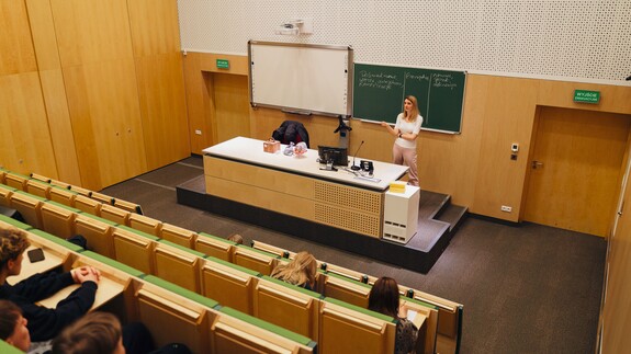 uczniowie ILO w Augustowie w kampusie UwB na zajęciach w ramach akcji Studiuj z UwB