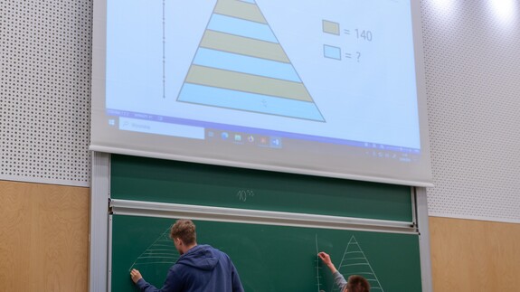 uczniowie z Ostrołęki na zajęciach edukacyjnych w kampusie UwB w ramach akcji studiuj z UwB