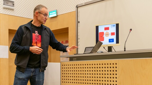 Uczniowie szkoły Infotech w kampusie UwB