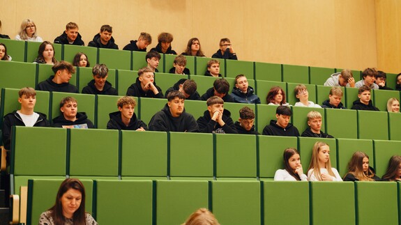 uczniowie ILO w Augustowie w kampusie UwB na zajęciach w ramach akcji Studiuj z UwB