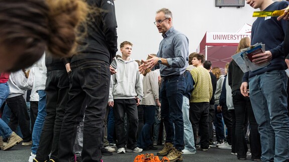 reprezentacja 14 wydział&oacute;w, rekrutacji i promocji na XX Targach Edukacyjnych w II Liceum Og&oacute;lnokształcącym im. Księżnej Anny z Sapieh&oacute;w Jabłonowskiej w Białymstoku 