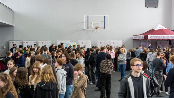 reprezentacja 14 wydział&oacute;w, rekrutacji i promocji na XX Targach Edukacyjnych w II Liceum Og&oacute;lnokształcącym im. Księżnej Anny z Sapieh&oacute;w Jabłonowskiej w Białymstoku 