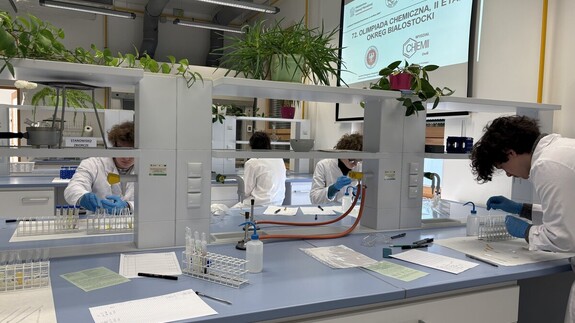 uczniowie biorący udział w II etapie Olimpiady chemicznej w kampusie UwB