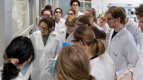 Uczniowie I LO w Białymstoku poznają chemię w laboratoriach UwB