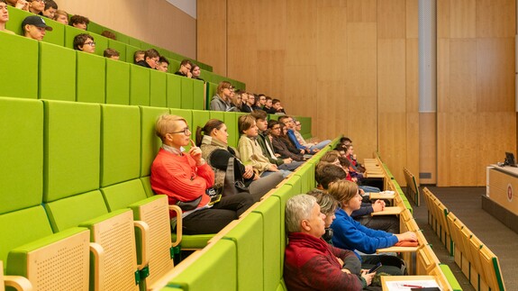 Uczniowie szkoły Infotech w kampusie UwB