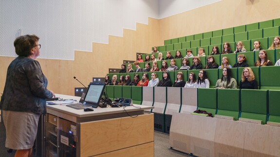 uczniowie szk&oacute;ł ponadpodstawowych na spotkaniach edukacyjnych w ramach akcji Studiuj z UwB