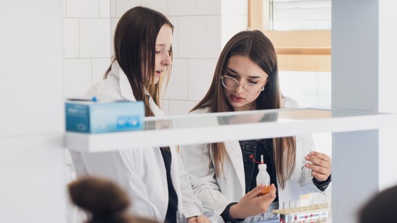 uczniowie szkół średnich w kampusie UwB na wykładach