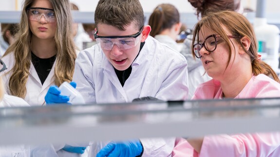 uczniowie Zespołu Szk&oacute;ł Og&oacute;lnokształcących w Augustowie na zajęciach w kampusie w ramach akcji Studiuj z UwB