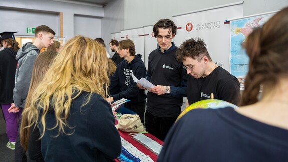 reprezentacja 14 wydział&oacute;w, rekrutacji i promocji na XX Targach Edukacyjnych w II Liceum Og&oacute;lnokształcącym im. Księżnej Anny z Sapieh&oacute;w Jabłonowskiej w Białymstoku 
