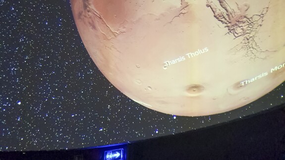Dzień Nauki Polskiej zajęcia w planetarium UwB skierowane do młodzieży szkół białostockich