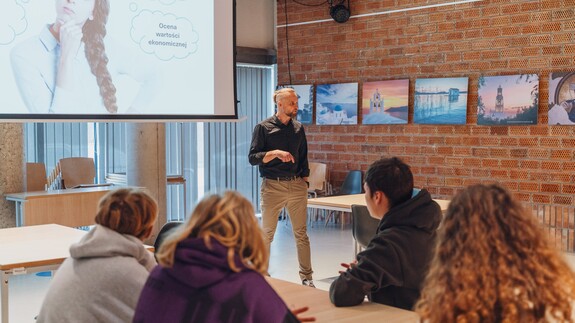 uczniowie szk&oacute;ł ponadpodstawowych na spotkaniach edukacyjnych w ramach akcji Studiuj z UwB