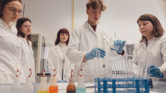 uczniowie szk&oacute;ł ponadpodstawowych na spotkaniach edukacyjnych w ramach akcji Studiuj z UwB