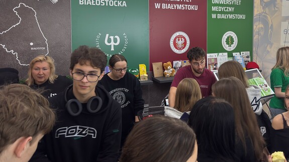 młodzież wraz z pracownikiem rekrutacji oraz studentem UwB podczas targ&oacute;w edukacyjnych Salon Maturzyst&oacute;w Perspektywy 2026