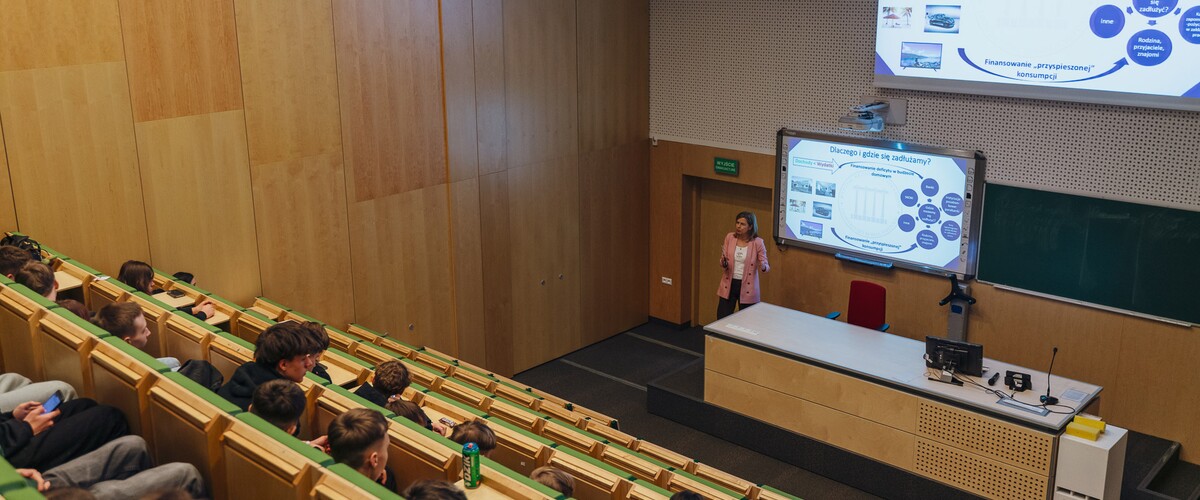 uczniowie ILO w Augustowie w kampusie UwB na zajęciach w ramach akcji Studiuj z UwB