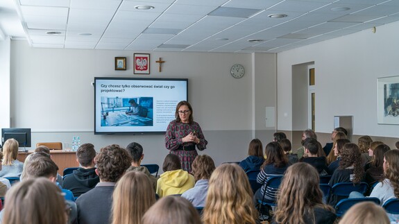 reprezentacja 14 wydział&oacute;w, rekrutacji i promocji na XX Targach Edukacyjnych w II Liceum Og&oacute;lnokształcącym im. Księżnej Anny z Sapieh&oacute;w Jabłonowskiej w Białymstoku 