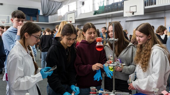 reprezentacja 14 wydział&oacute;w, rekrutacji i promocji na XX Targach Edukacyjnych w II Liceum Og&oacute;lnokształcącym im. Księżnej Anny z Sapieh&oacute;w Jabłonowskiej w Białymstoku 