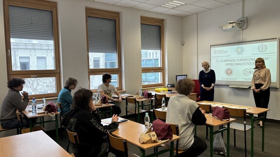 uczniowie biorący udział w II etapie Olimpiady chemicznej w kampusie UwB