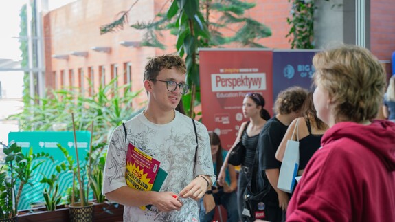 Pracownicy Uniwersyteckiego Centrum Rekrutacji rozmawiają z uczniami przy stoisku Uniwersytetu w Białymstoku podczas Białostockiego Salonu Maturzysty
