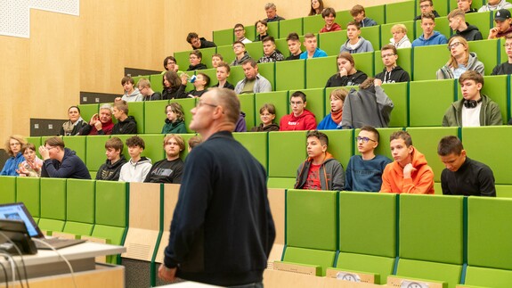 Uczniowie szkoły Infotech w kampusie UwB
