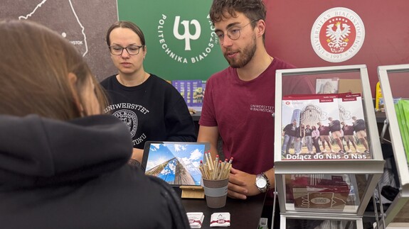 młodzież wraz z pracownikiem rekrutacji oraz studentem UwB podczas targ&oacute;w edukacyjnych Salon Maturzyst&oacute;w Perspektywy 2026