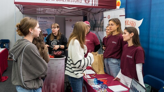 reprezentacja 14 wydział&oacute;w, rekrutacji i promocji na XX Targach Edukacyjnych w II Liceum Og&oacute;lnokształcącym im. Księżnej Anny z Sapieh&oacute;w Jabłonowskiej w Białymstoku 