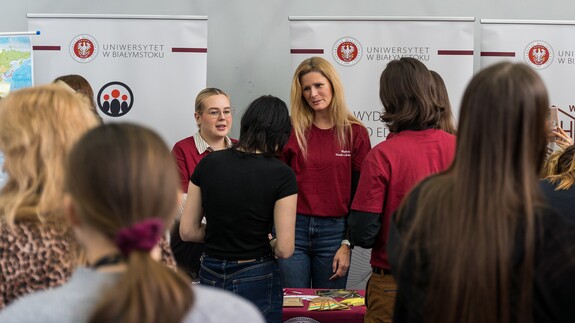 reprezentacja 14 wydział&oacute;w, rekrutacji i promocji na XX Targach Edukacyjnych w II Liceum Og&oacute;lnokształcącym im. Księżnej Anny z Sapieh&oacute;w Jabłonowskiej w Białymstoku 