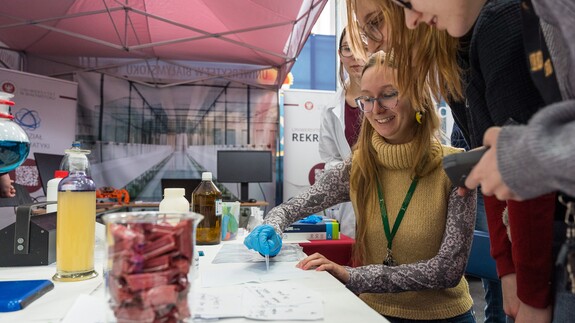 reprezentacja 14 wydział&oacute;w, rekrutacji i promocji na XX Targach Edukacyjnych w II Liceum Og&oacute;lnokształcącym im. Księżnej Anny z Sapieh&oacute;w Jabłonowskiej w Białymstoku 