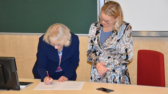 podpisanie umowy o wsp&oacute;łpracy pomiędzy panią Dziekan Wydziału Chemii, prof. dr hab. Joannę Karpińską a panią Dyrektor I SLO dr Martą Białobrzeską