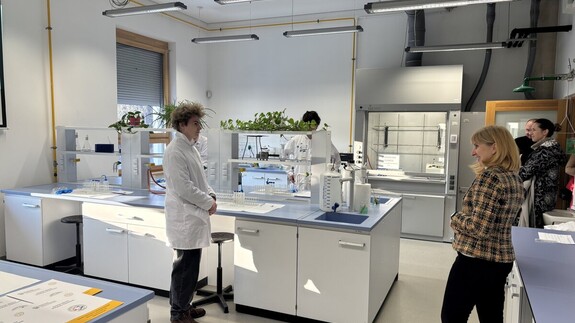 uczniowie biorący udział w II etapie Olimpiady chemicznej w kampusie UwB