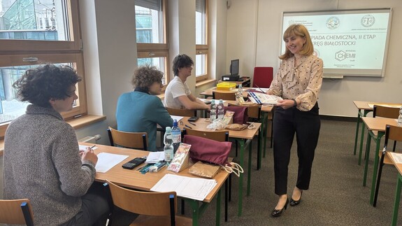 uczniowie biorący udział w II etapie Olimpiady chemicznej w kampusie UwB