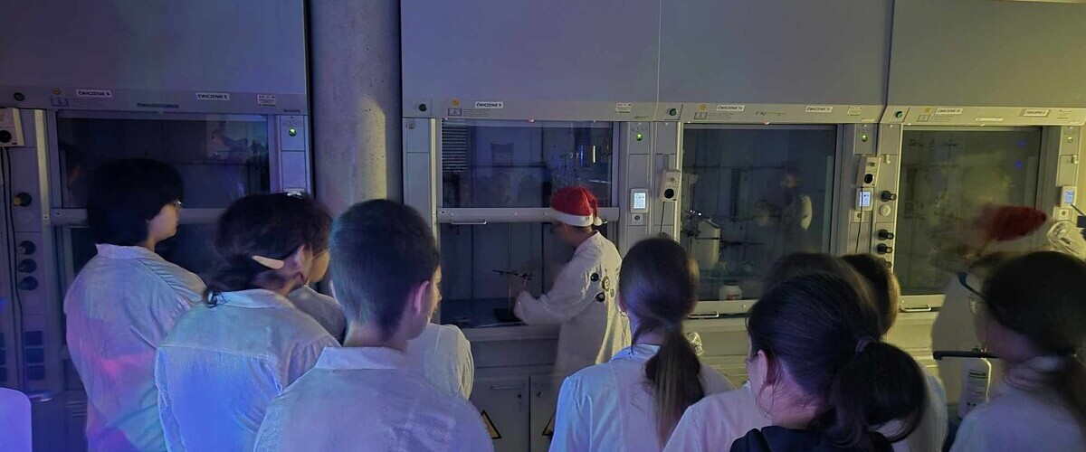 zajęcia chemiczne dla uczniów z Zauk w laboratorium chemicznym UwB