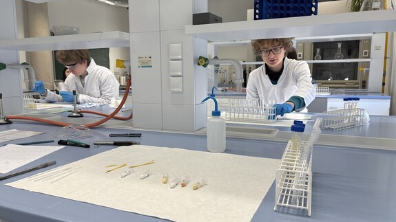 uczniowie biorący udział w II etapie Olimpiady chemicznej w kampusie UwB